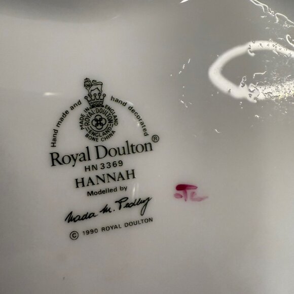 Royal Doulton Figurine Hannah HN 3369 – Hand Decorated Bone China by Nada - Picture 6 of 6